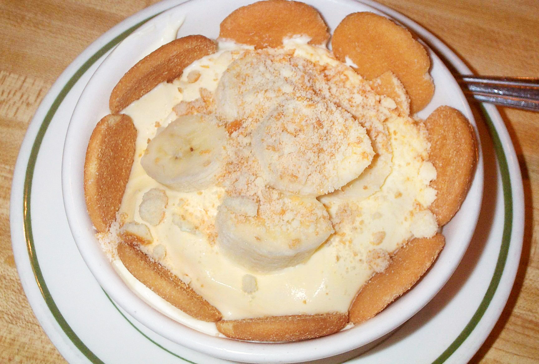 A photo of a satisfying bowl of banana pudding.